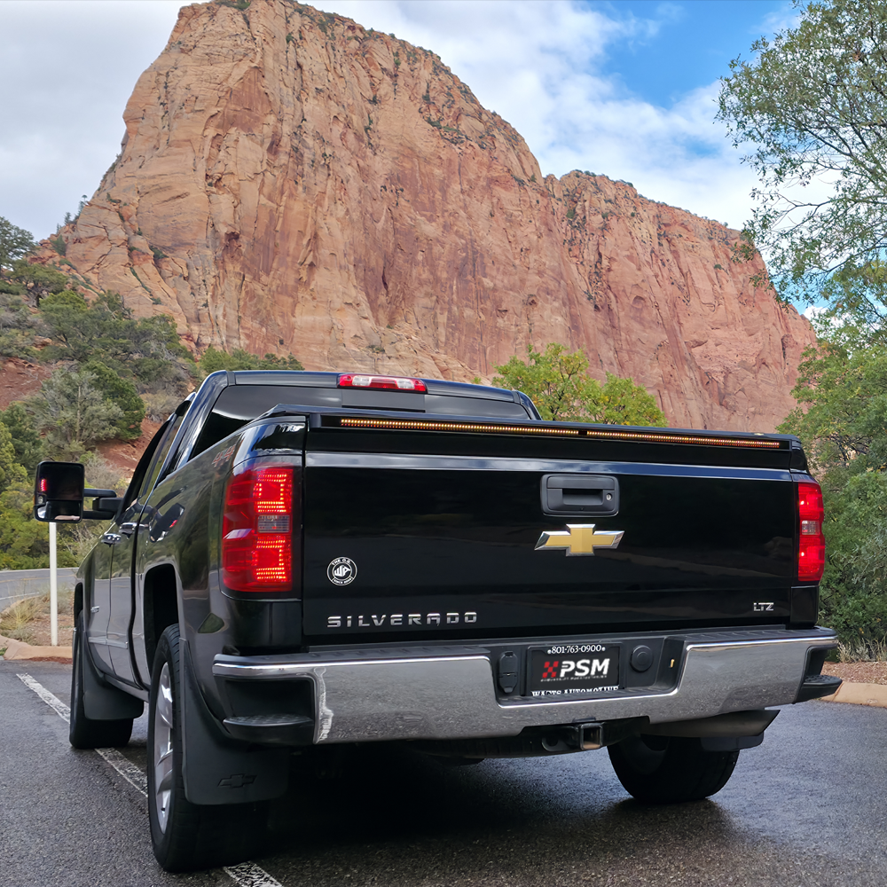 Chevy Silverado 2014–2018 with PSM PALADIN LED tailgate protector from the Shield series with the Signal light bar.